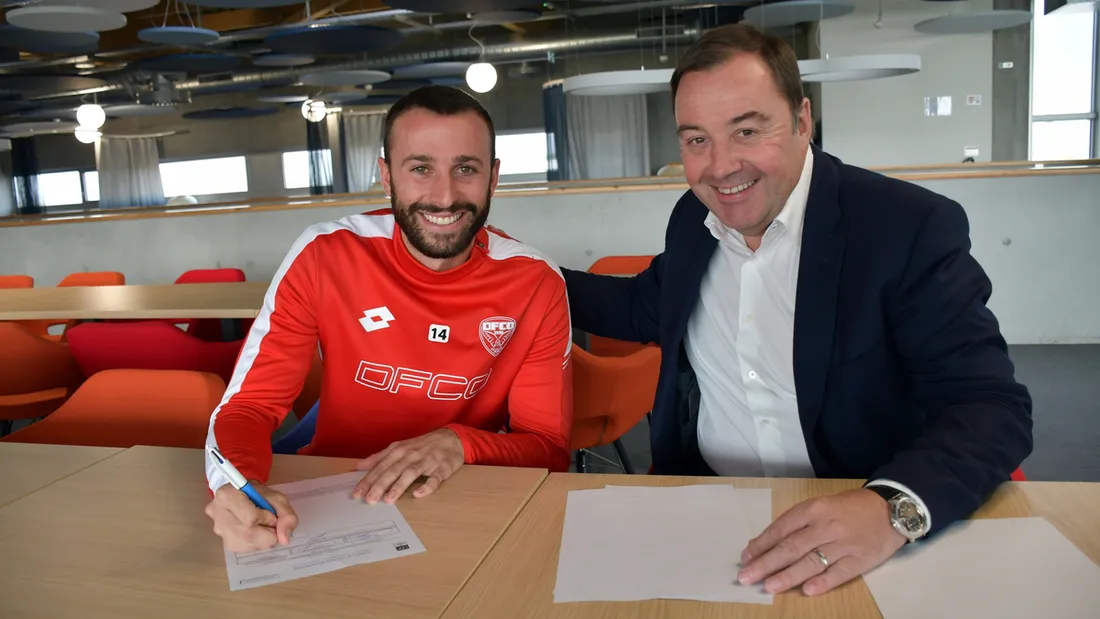 Jordan Marié lors de la signature de son nouveau contrat avec Olivier Delcourt, le président du club